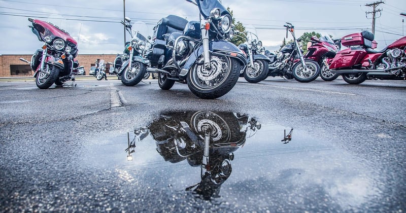 Rouler sous la pluie sans danger : les techniques essentielles pour les motards