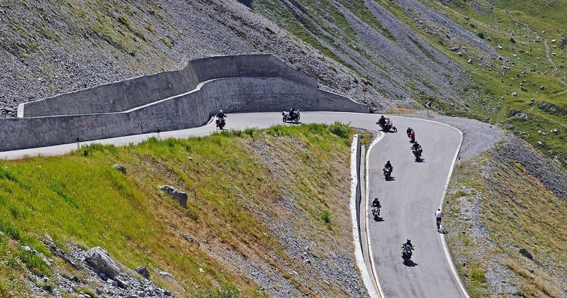 Les 7 erreurs à éviter lors d’un voyage à moto en groupe en 2026